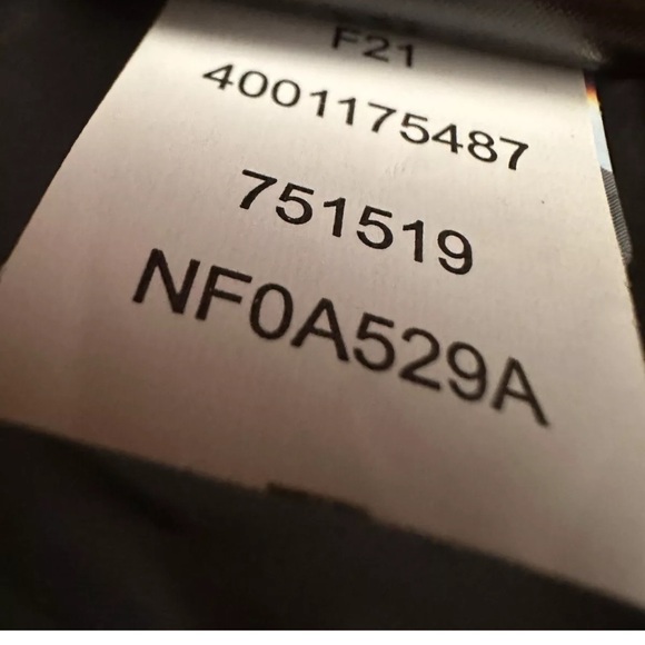 The North Face Men’s Black Insulated Puffer Vest Size Medium Zip Up Puffer Best - Picture 9 of 10